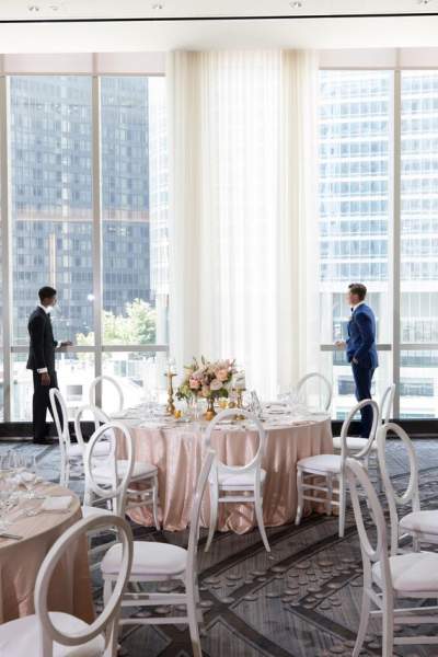 Due uomini in sala da pranzo per un matrimonio