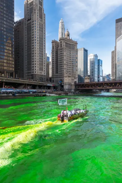 Barca sul fiume verde di Chicago