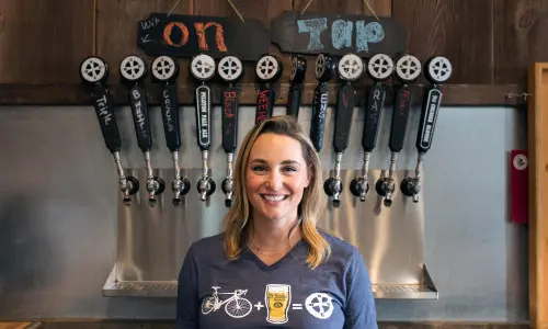 Signora in piedi al bar