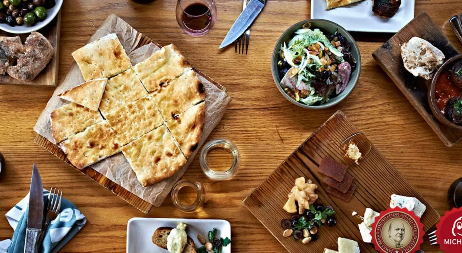 Ripresa aerea dei piatti di Avec: un assortimento di piatti mediterranei.