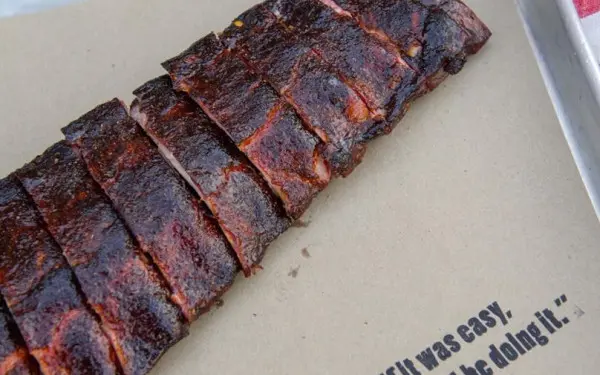 Costine BBQ disposte su un vassoio