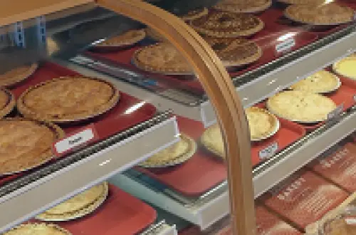 Una vetrina di panetteria piena di torte. 