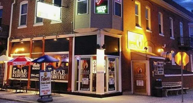 L'esterno di un edificio di notte