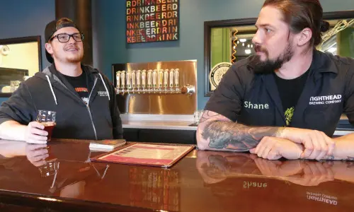 Due persone dietro il bancone