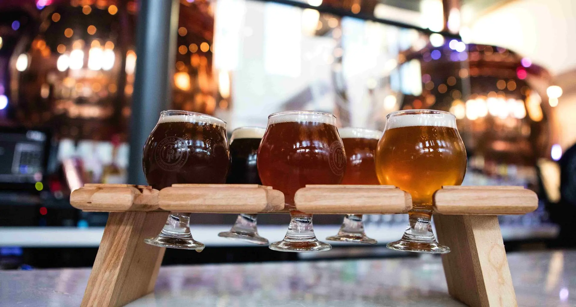 cinque birre artigianali in uno stand