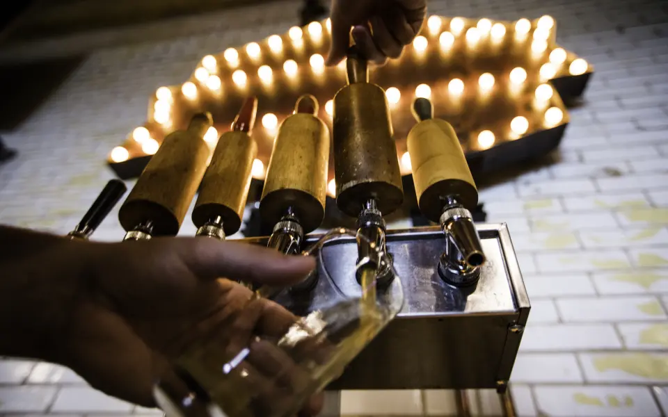 Persona che versa una birra alla spina in un bicchiere all'Old Bakery Beer