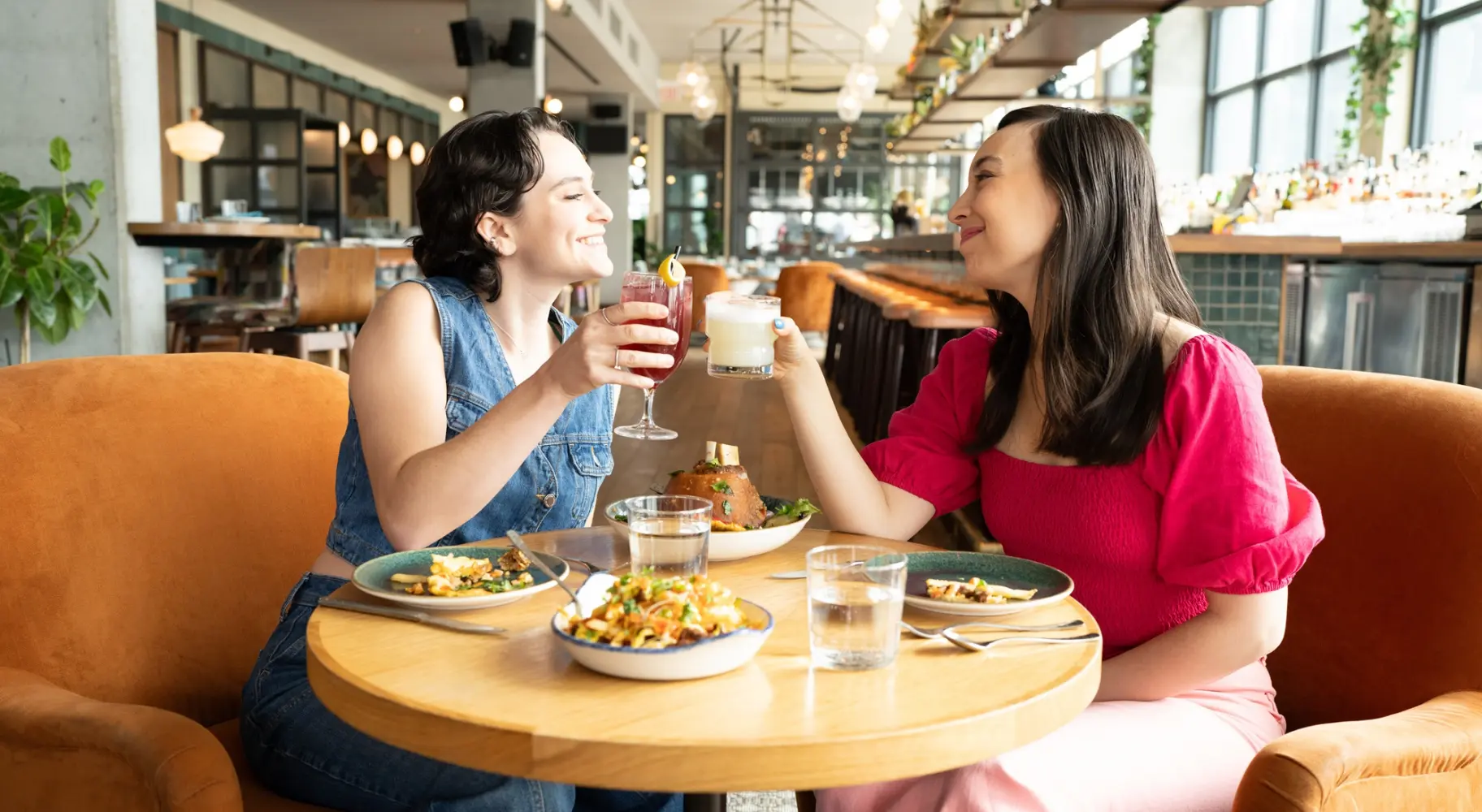 Due persone che sorseggiano bicchieri ad un tavolino del Cabra, un bar panoramico