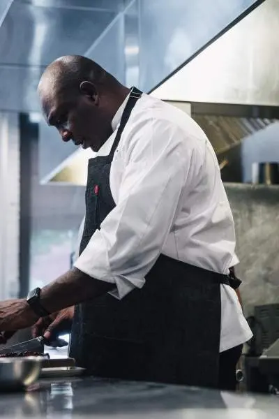 Lo chef Erick Williams prepara gli ingredienti al ristorante Virtue.