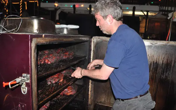 Il proprietario dell'Honky Tonk BBQ, Willie, è il capo cuoco del ristorante.