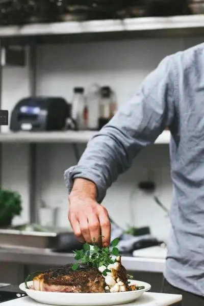 Uno chef che prepara un pasto da ristorante 