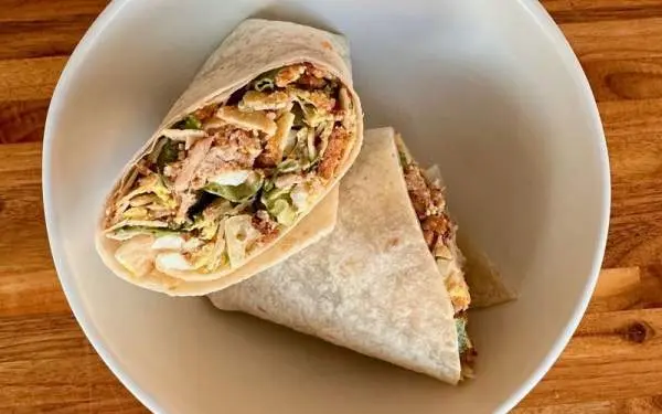 Wrap di pollo fresco alla caesar di Forage Kitchen.
