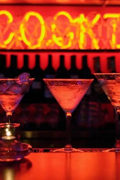 Bicchieri da Martini sul bancone di uno sciccoso speakeasy