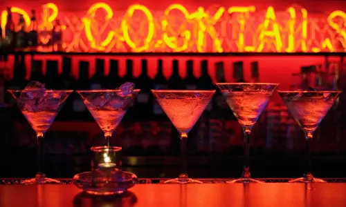 Bicchieri da Martini sul bancone di uno sciccoso speakeasy