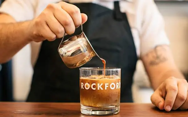 Persona che versa il caffè