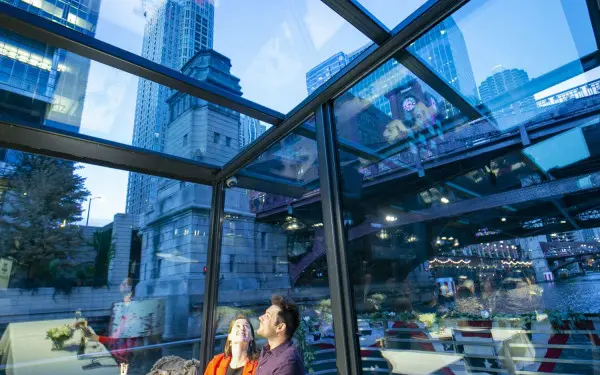 Una coppia che ammira il panorama dal tetto di vetro della crociera Odyssey