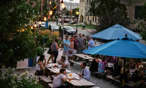 All'aperto sotto gli ombrelloni