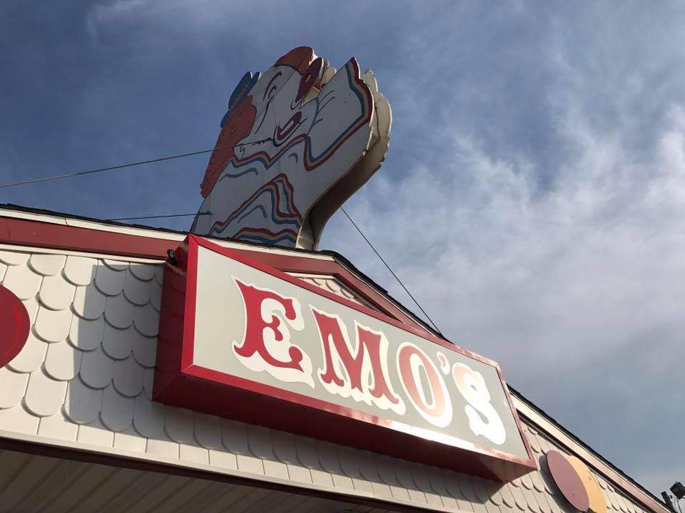 L'insegna sopra l'ingresso dell'Emo's Dairy Mart di Peoria