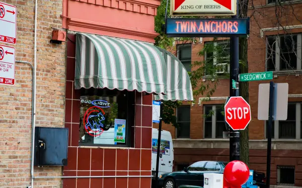L'esterno del famoso ristorante bbq di chicago twin anchors