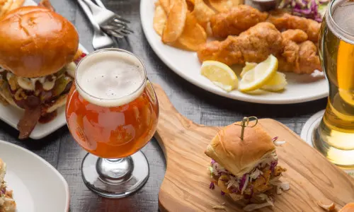 Cibo e bevande su un tavolo