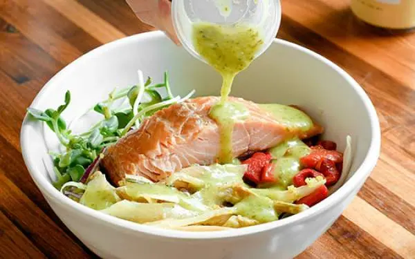 Ciotola di salmone fresco da Forage Kitchen.