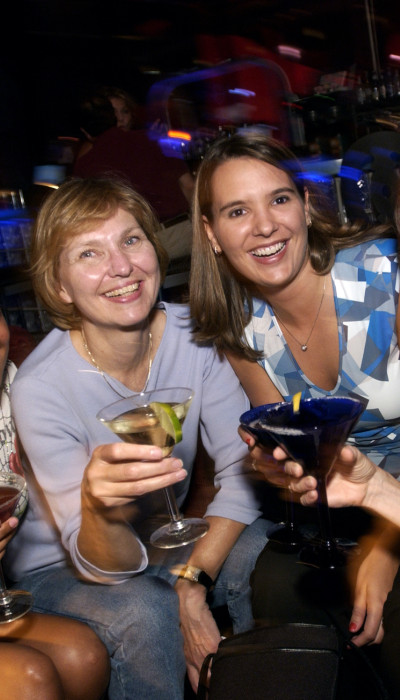 Quattro donne che si godono una serata con cocktail