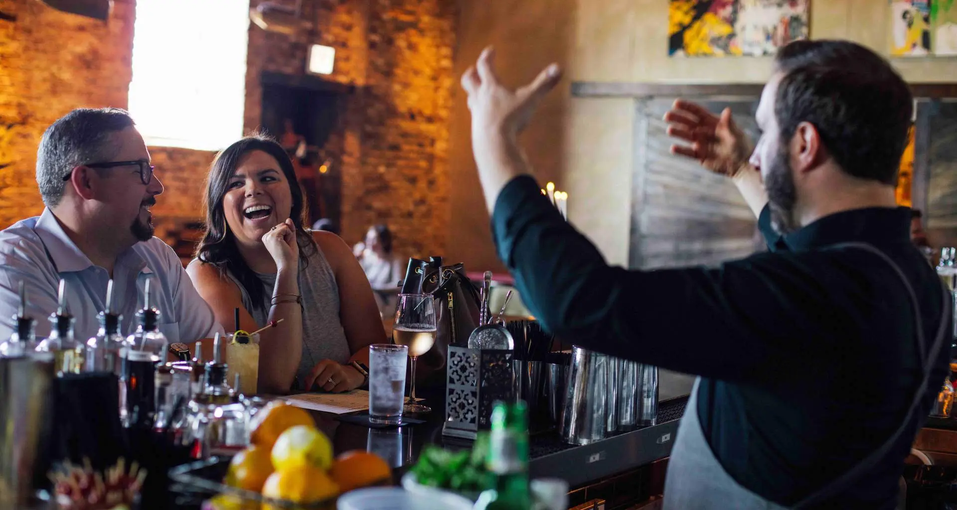 Barista che intrattiene i clienti. 