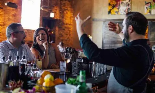 Barista che intrattiene i clienti. 