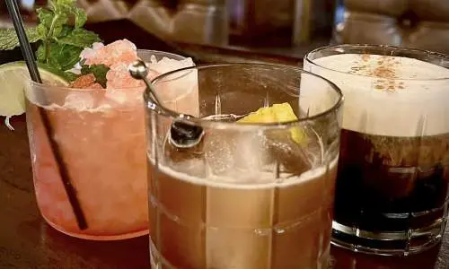 Tre cocktail al bar della Havisham House di Alto Pass