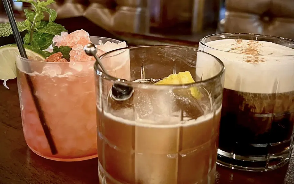 Tre cocktail al bar della Havisham House di Alto Pass