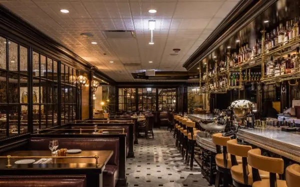 Un ristorante e un bar vuoti