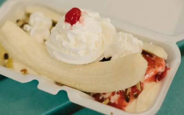 Una coppa di gelato alla banana split di Jarling's Custard Cup a Champaign-Urbana.