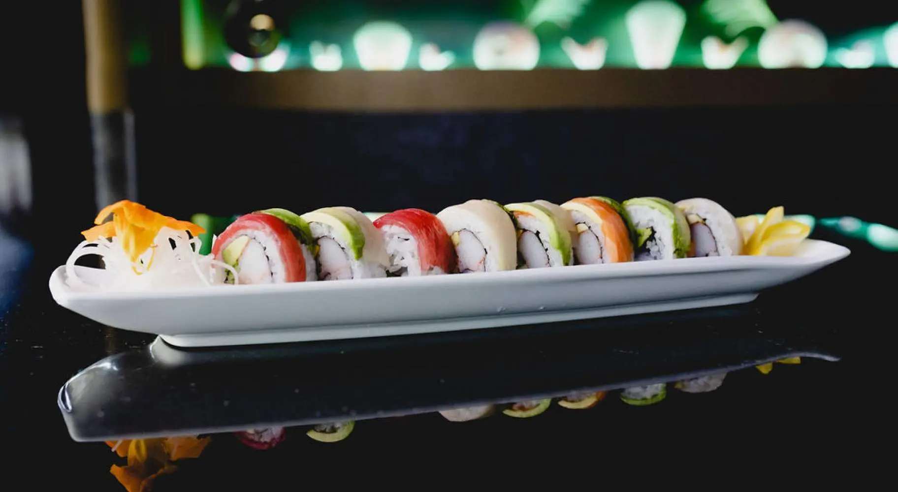 Sushi su un piatto da portata al Kofusion di Chmpaign-Urbana.