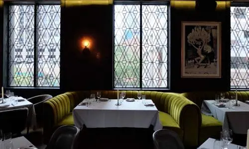 Interno del ristorante Maple Ash di Chicago.