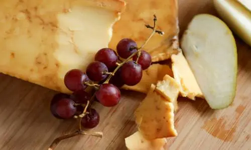 Un giro di formaggio di fattoria prodotto dalla Marcoot Jersey Creamery, Greenville, Illinois.