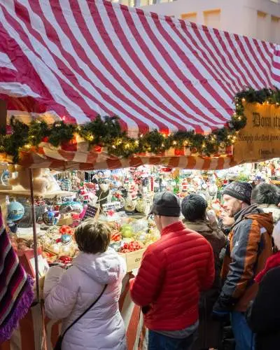 Un negozio al mercato con persone che guardano dentro