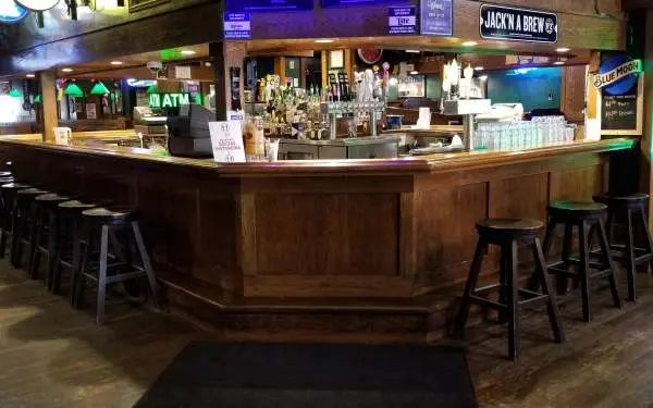 Bancone con sgabelli al Murphy's Pub di Champaign-Urbana.