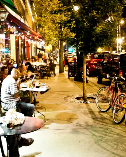 Persone che pranzano all'aperto a Champaign