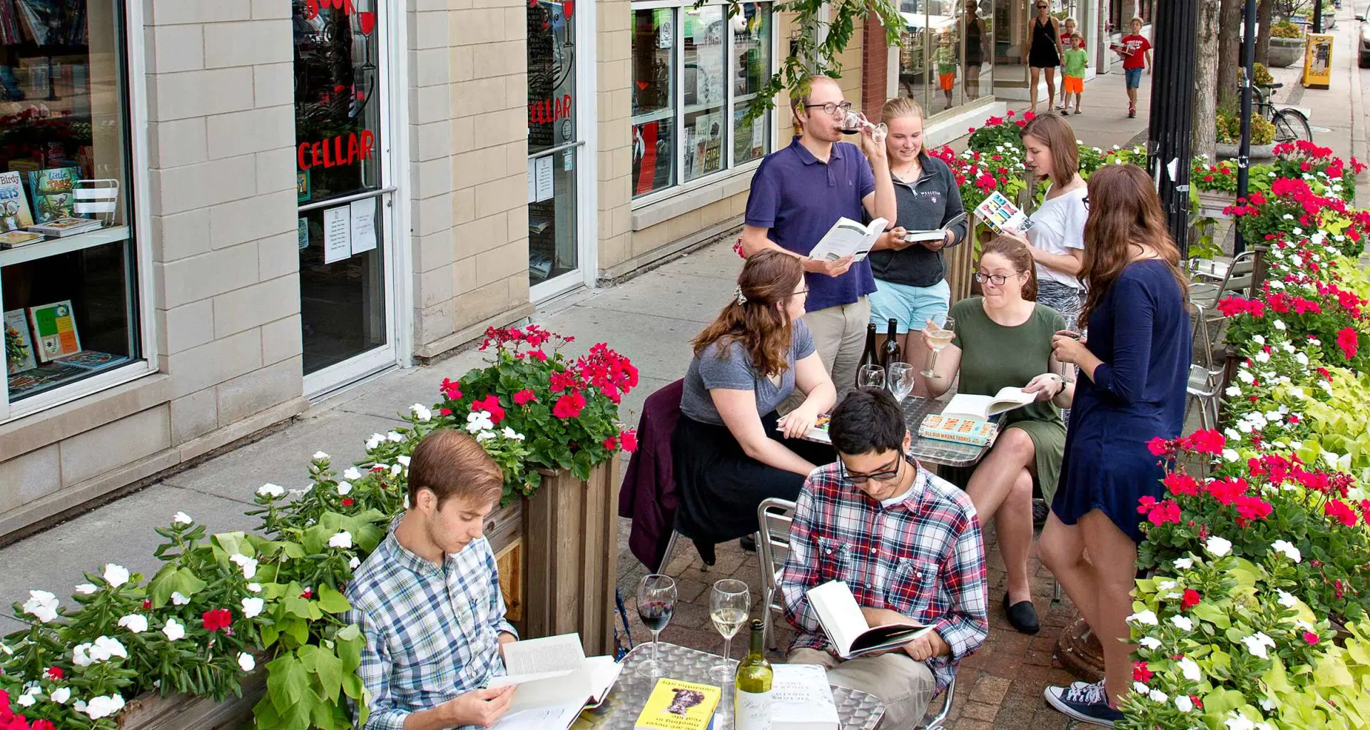 Persone che pranzano all'aperto a Lincoln Square