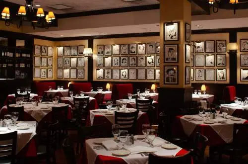 Interno di un ristorante italiano Patterinos.