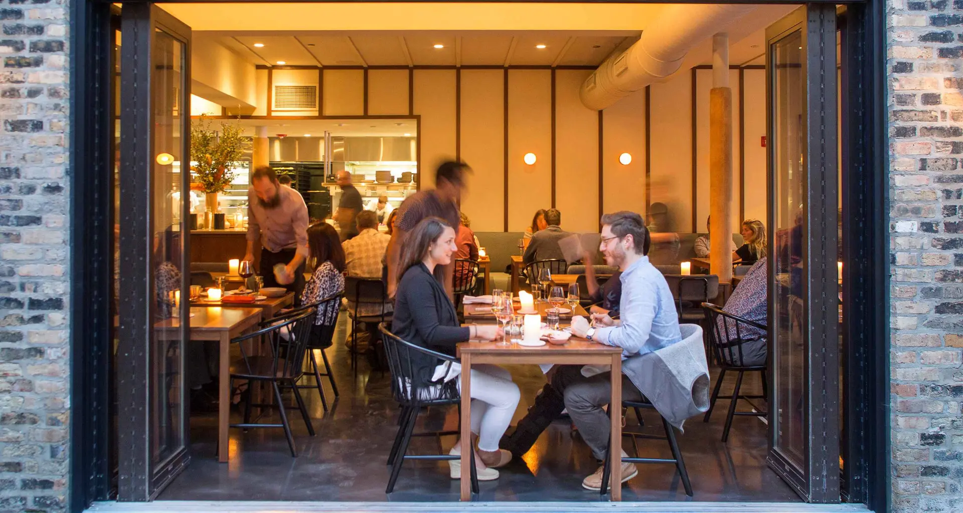 Coppia a cena in un ristorante del West Loop di Chicago