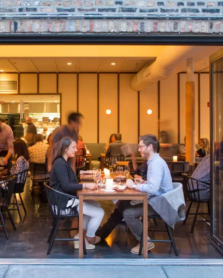 Coppia a cena in un ristorante del West Loop di Chicago