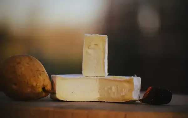 Una forma di formaggio fatta in casa e una pera di Prairie Farms a Champaign-Urbana.