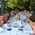Persone che mangiano all'aperto
