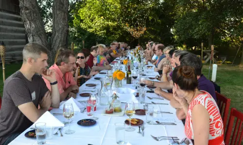 Persone che mangiano all'aperto