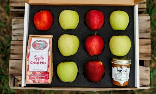 Scatola di mele e snack