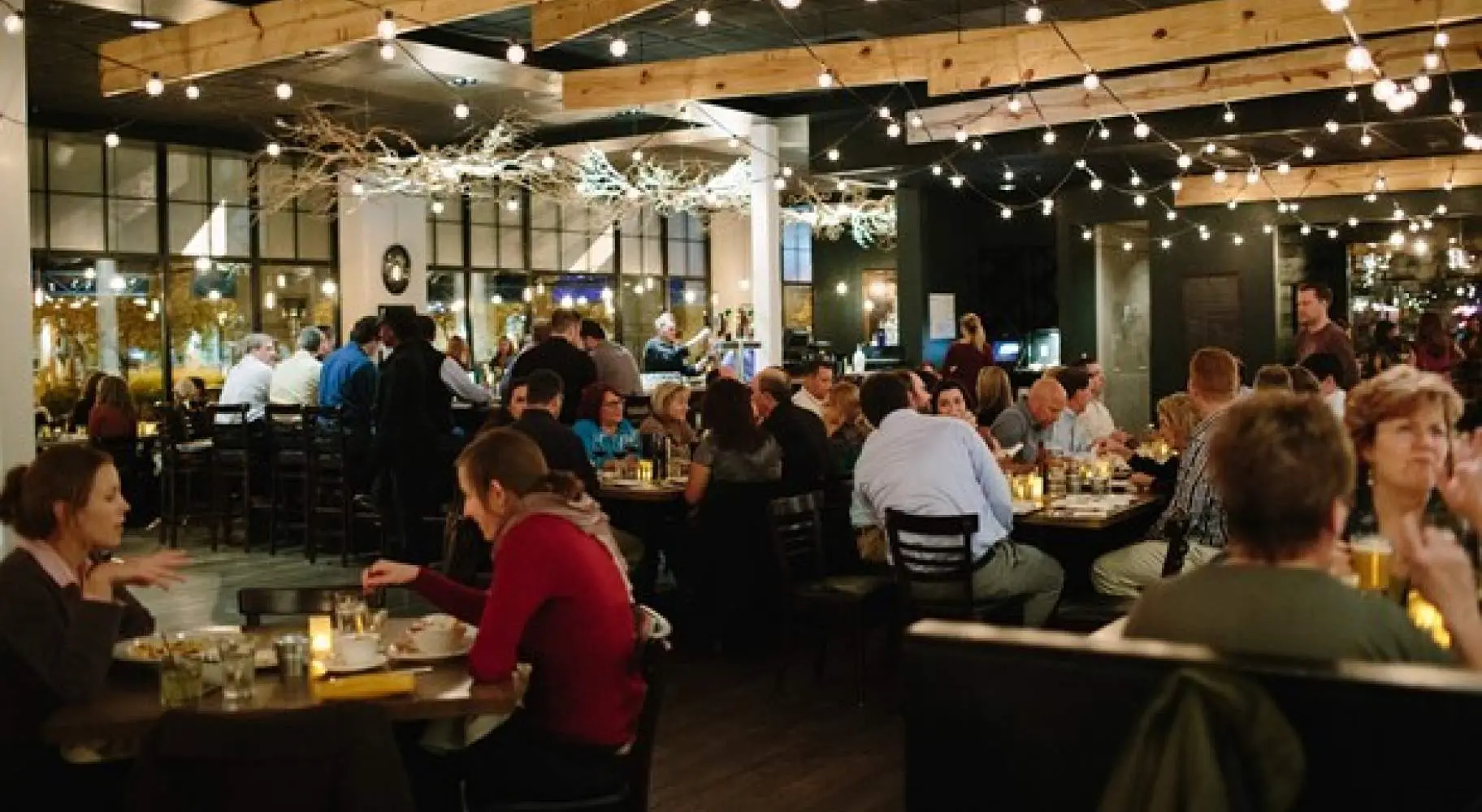 Persone che mangiano all'interno del Big Grove Restaurant nel centro di Champaign.