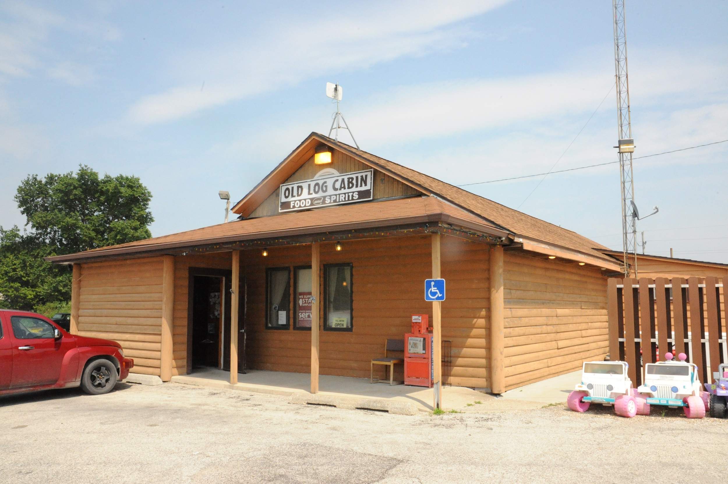 La facciata del caratteristico Old Log Cabin Inn di Pontiac