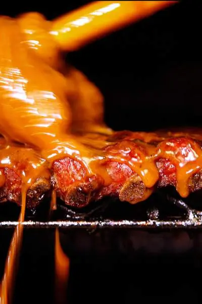 Un rack di costine con salsa versata sopra