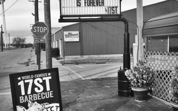 Cartello all'esterno del 17th Street BBQ