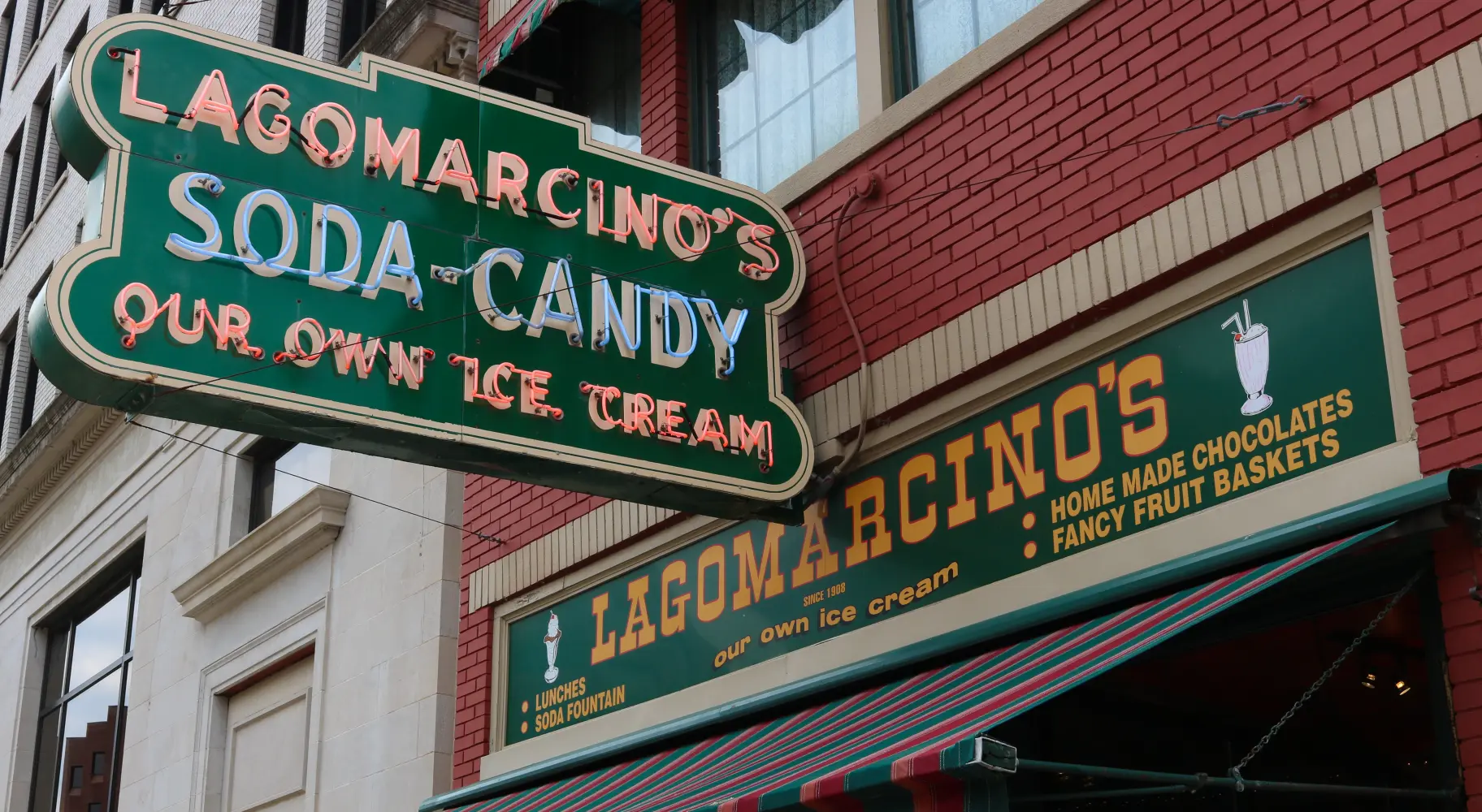 Un cartello sull'edificio